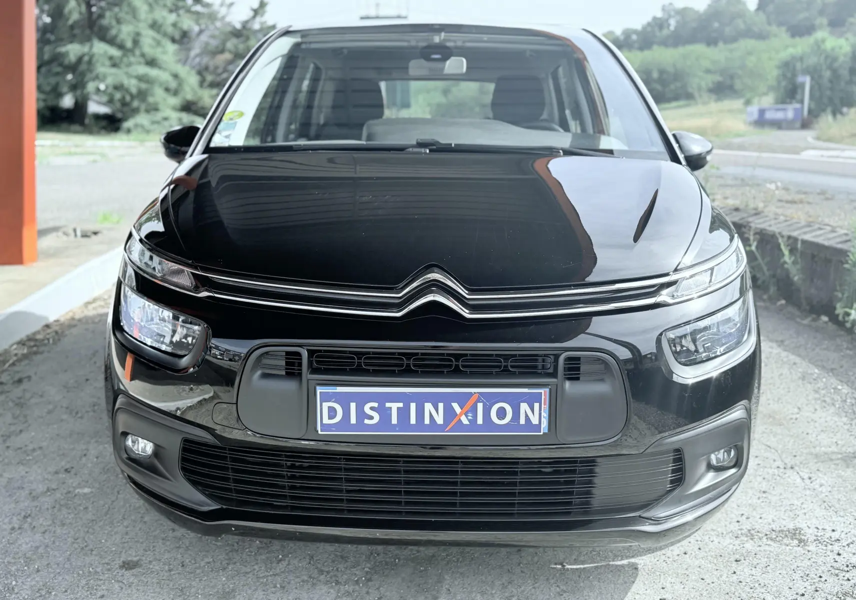 Vue frontale d'une Citroën C4 Spacetourer noire 2019 avec calandre distinctive et plaque "DISTINXION" visible.