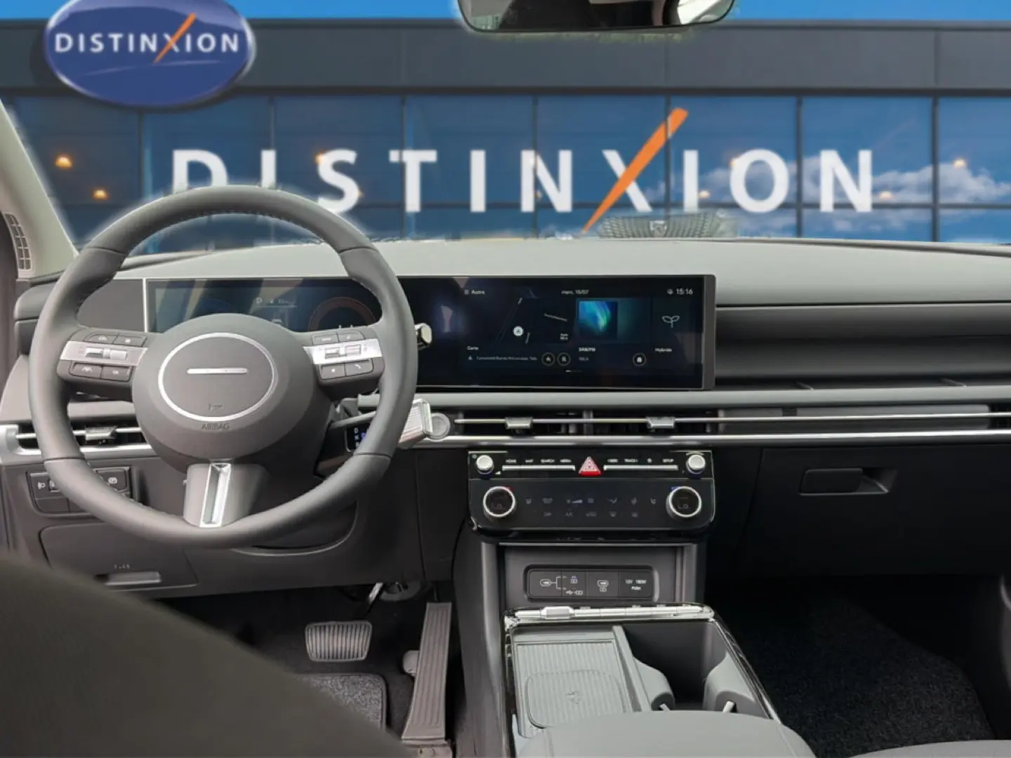 Vue intérieure avant du Hyundai Tucson gris shimmering 2026, avec tableau de bord moderne et écran tactile panoramique.