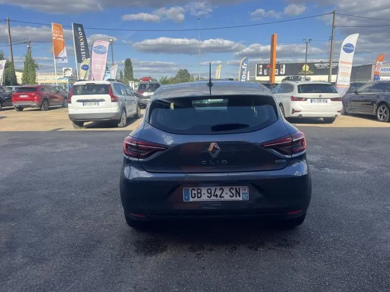 Vue arrière d'une Renault Clio 1.6 E-Tech 140ch Business 2021 en gris Titanium sur un parking extérieur.