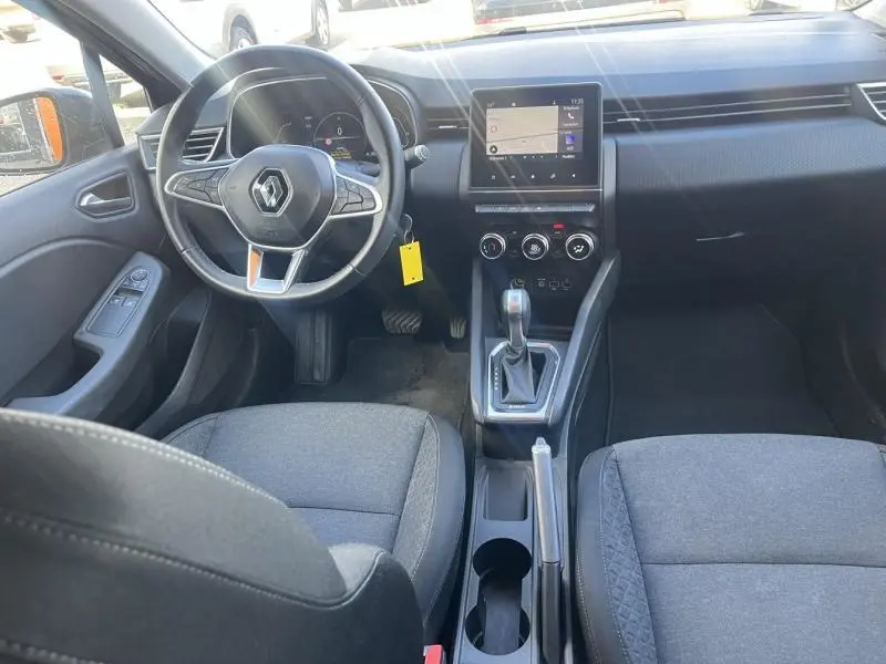Vue intérieure avant de la Renault Clio 1.6 E-Tech 140ch Business 2021 avec tableau de bord noir et écran tactile central.