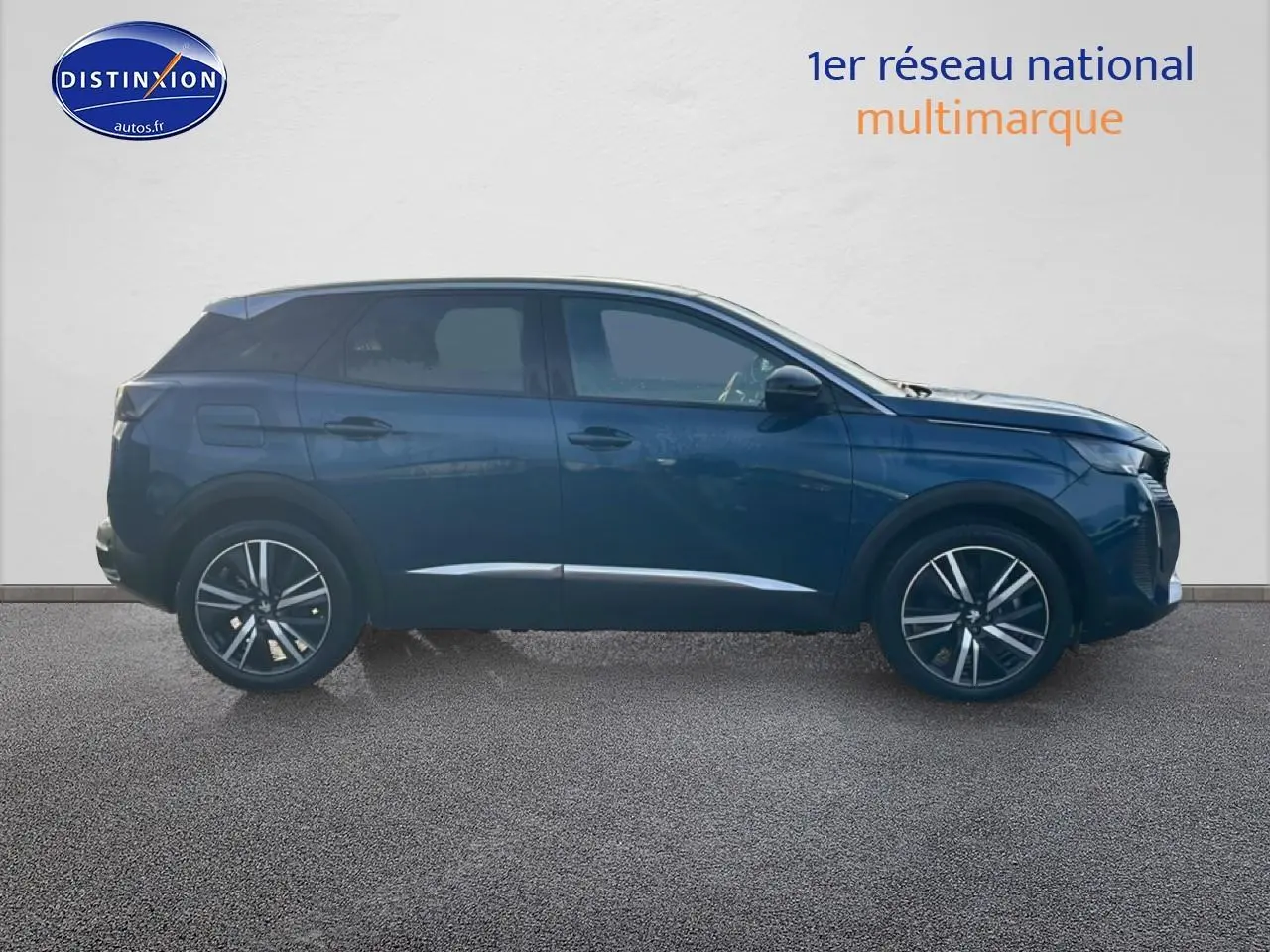 Profil côté gauche du Peugeot 3008 bleu 2024 avec jantes alu et inserts chromés sur fond neutre.