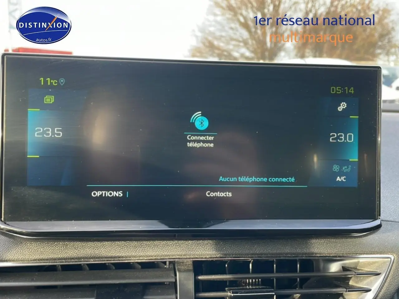 Écran tactile central du tableau de bord du Peugeot 3008 bleu, affichant la connexion Bluetooth et la climatisation.