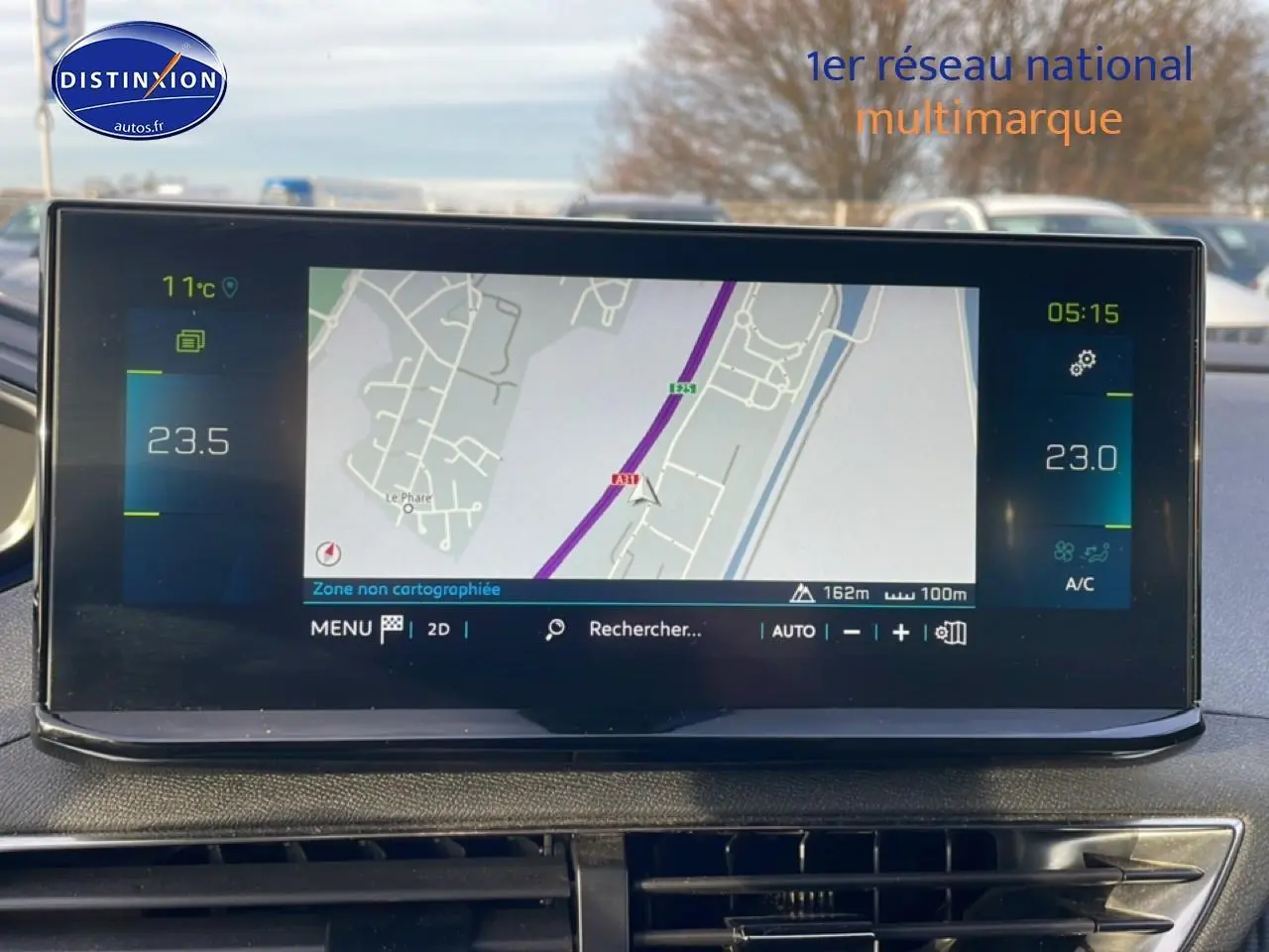 Écran tactile central du tableau de bord du Peugeot 3008 bleu, affichant la navigation GPS en extérieur.