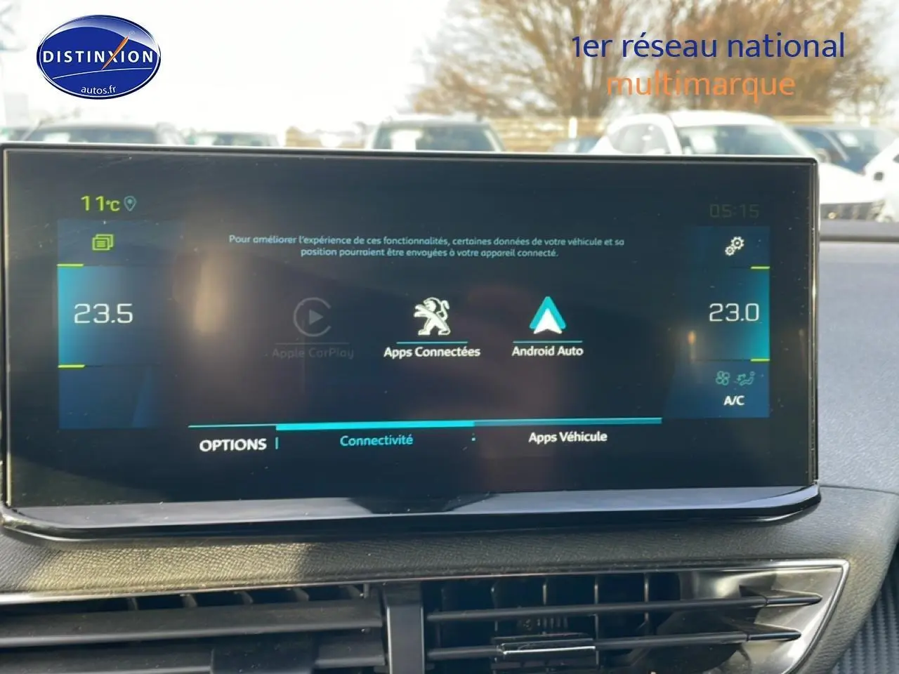 Écran tactile central du Peugeot 3008 2024 affichant les options de connectivité avec vue sur la planche de bord.