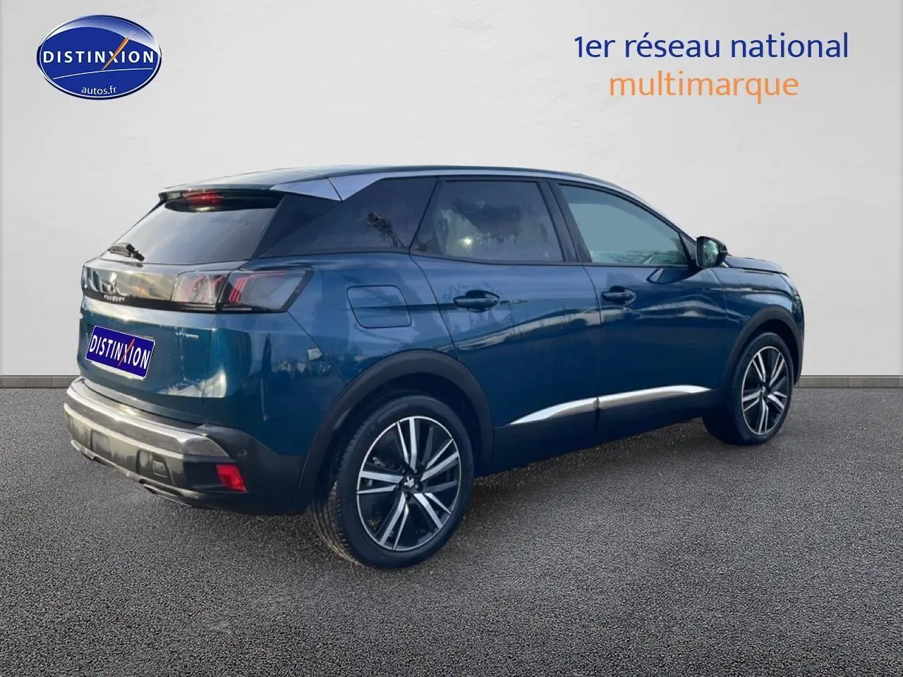 Peugeot 3008 hybride bleu en 3/4 arrière droit, avec jantes alu et vitres surteintées.