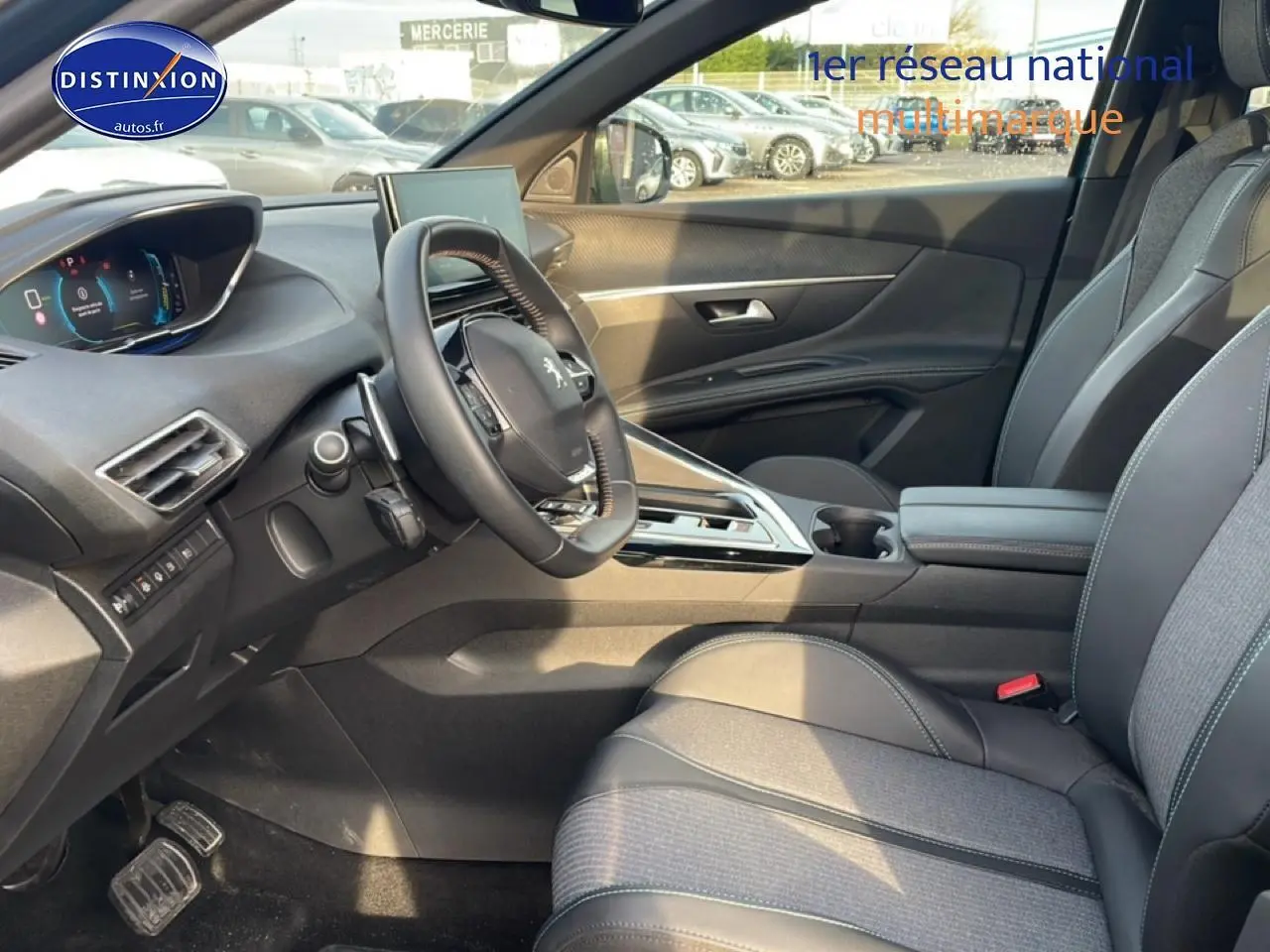 Vue intérieure côté conducteur du Peugeot 3008 bleu 2024, mettant en valeur le volant multifonction et les sièges en tissu et cuir.