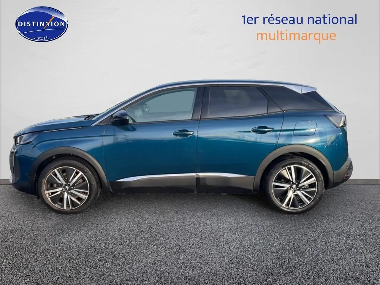 Profil droit d’un Peugeot 3008 bleu 2024 avec jantes alliage et vitres arrière surteintées.