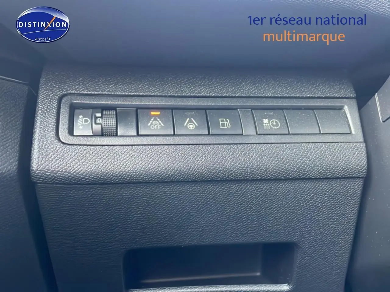 Gros plan sur la rangée de boutons de commande noire dans l'habitacle du Peugeot 3008 bleu hybride 2024.