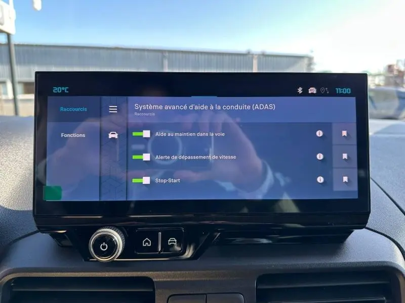 Écran tactile central du tableau de bord du Citroën Berlingo 2025 affichant les aides à la conduite.