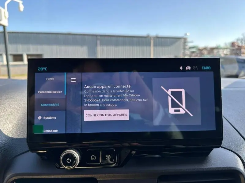 Écran tactile central du tableau de bord du Citroën Berlingo 2025 affichant le menu de connectivité.