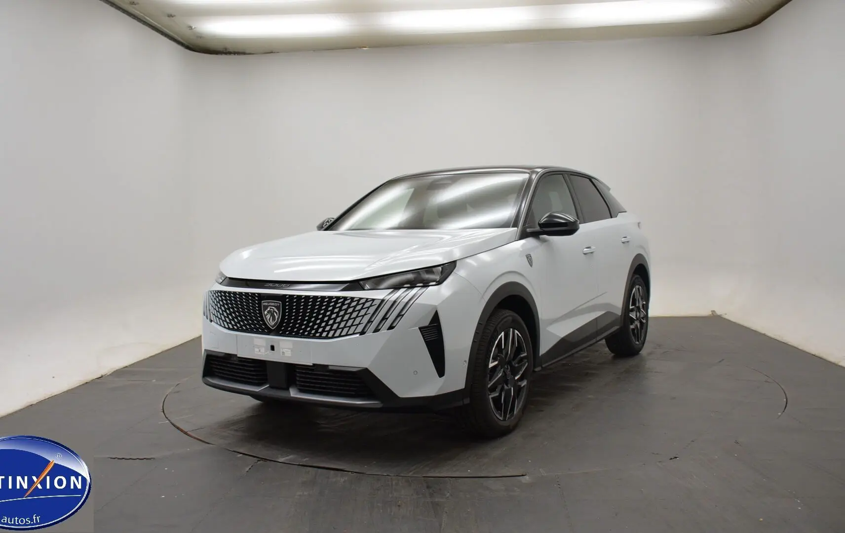 Peugeot 3008 blanc Okenite vue 3/4 avant droit, toit noir et calandre au design moderne en studio.