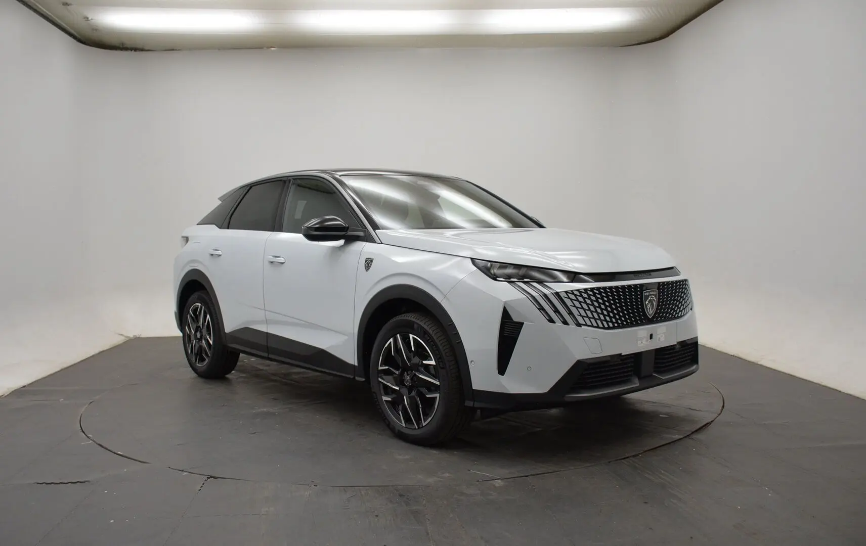 Peugeot 3008 III Hybrid blanc Okenite en 3/4 avant droit, toit noir et jantes alliage distinctives.