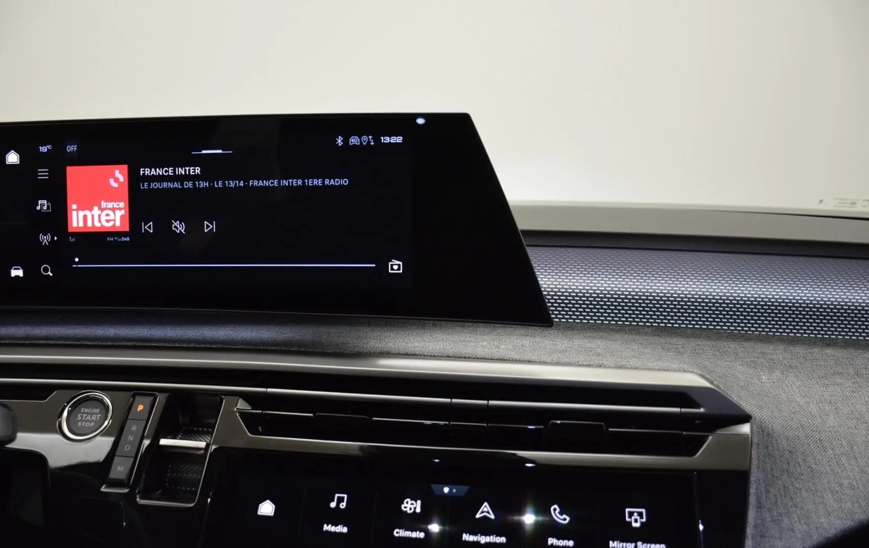 Tableau de bord du Peugeot 3008 Hybrid blanc, vue rapprochée de l’écran tactile central et des commandes modernes.