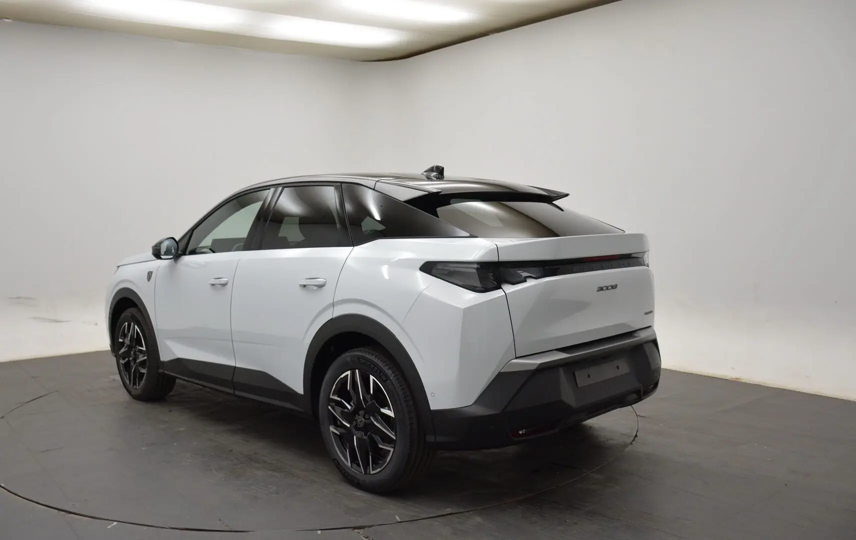 Peugeot 3008 Hybrid blanc Okenite en 3/4 arrière droit, toit noir biton et jantes alliage noires.