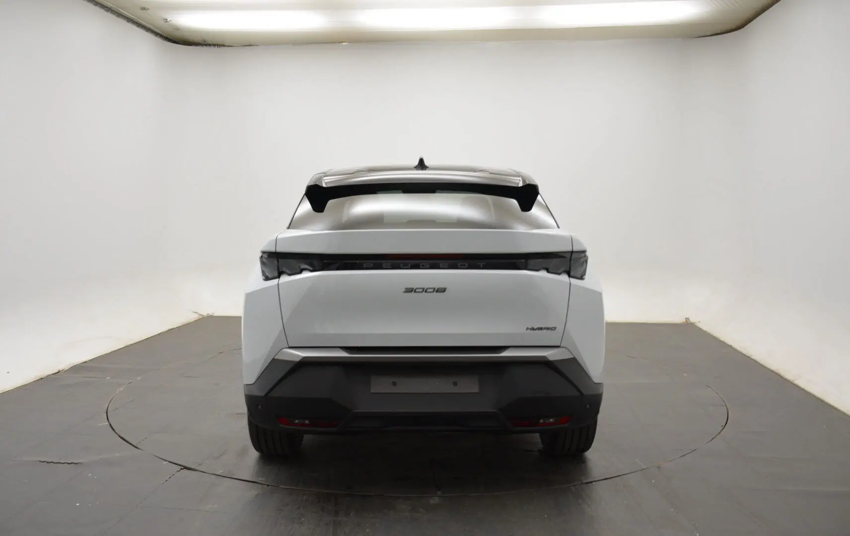 Vue arrière centrée du Peugeot 3008 III Hybrid blanc Okenite avec toit noir et feux arrière étirés.