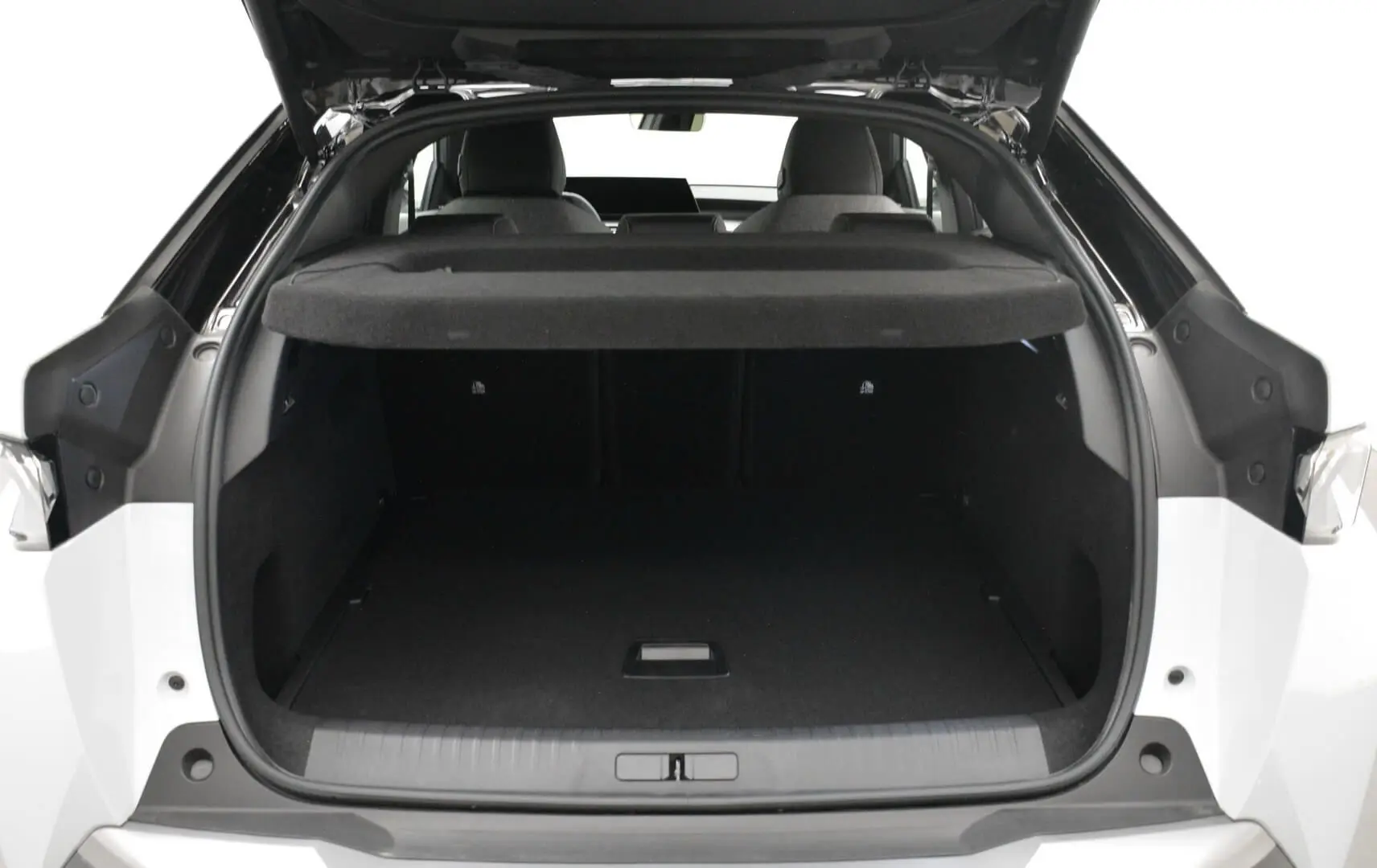Coffre ouvert vu de l'arrière d'un Peugeot 3008 blanc Okenite avec intérieur noir et cache-bagages.