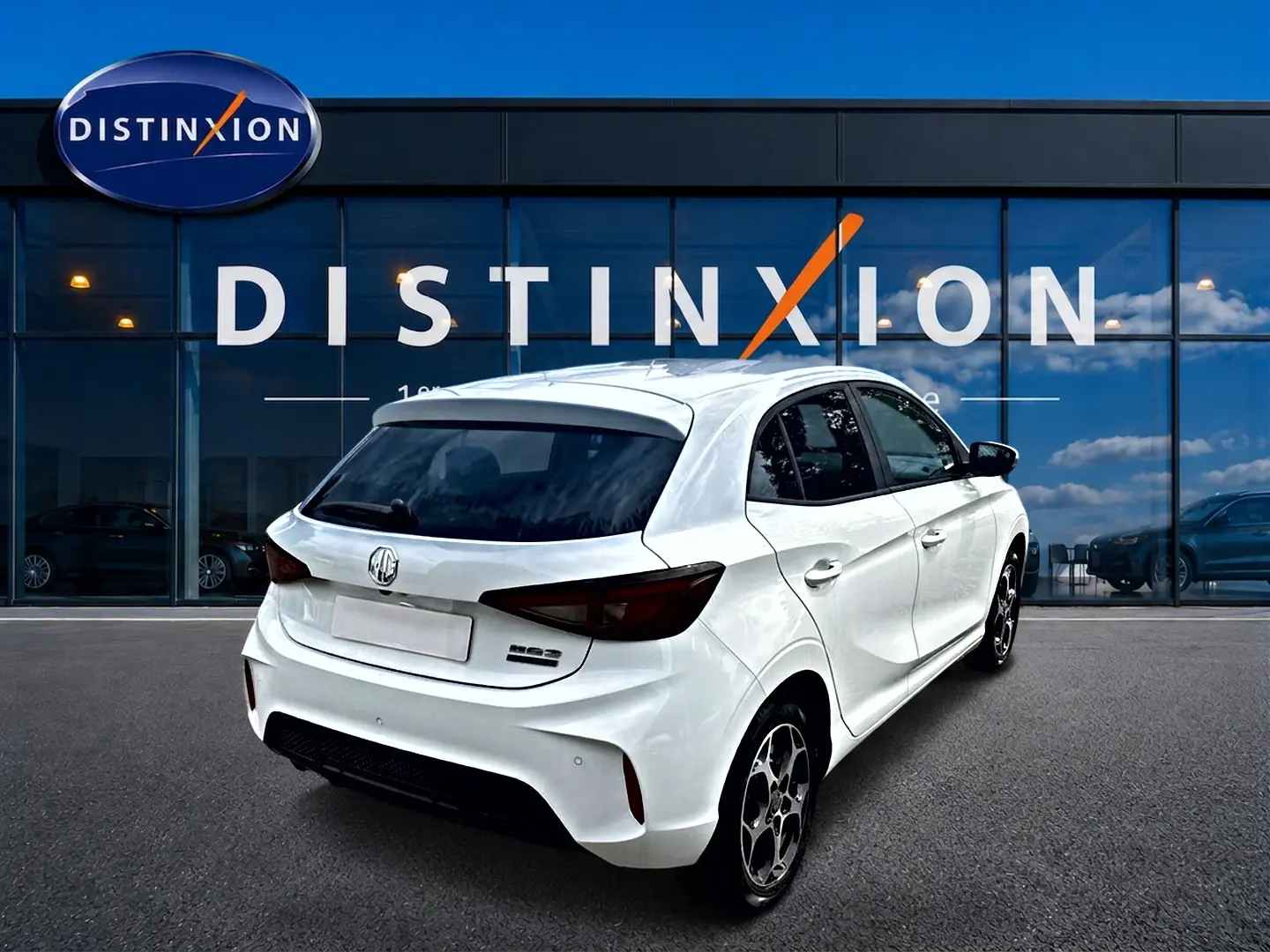 Vue 3/4 arrière droite d'une MG3 1.5 hybrid 195 luxury blanche avec vitres arrière surteintées et jantes alu noires.