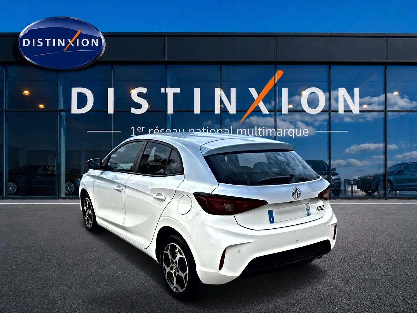 Vue 3/4 arrière droite d'une MG3 1.5 hybrid 195 luxury blanche avec jantes alu et vitres arrière surteintées.
