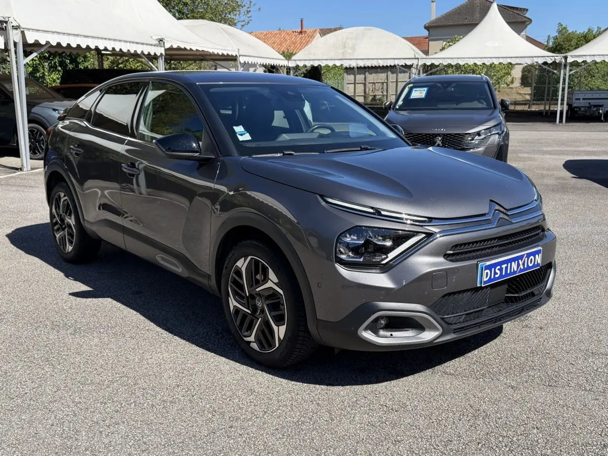 Citroën C4 PureTech 130 S&S Shine gris foncé vue 3/4 avant avec feux LED et jantes distinctives.
