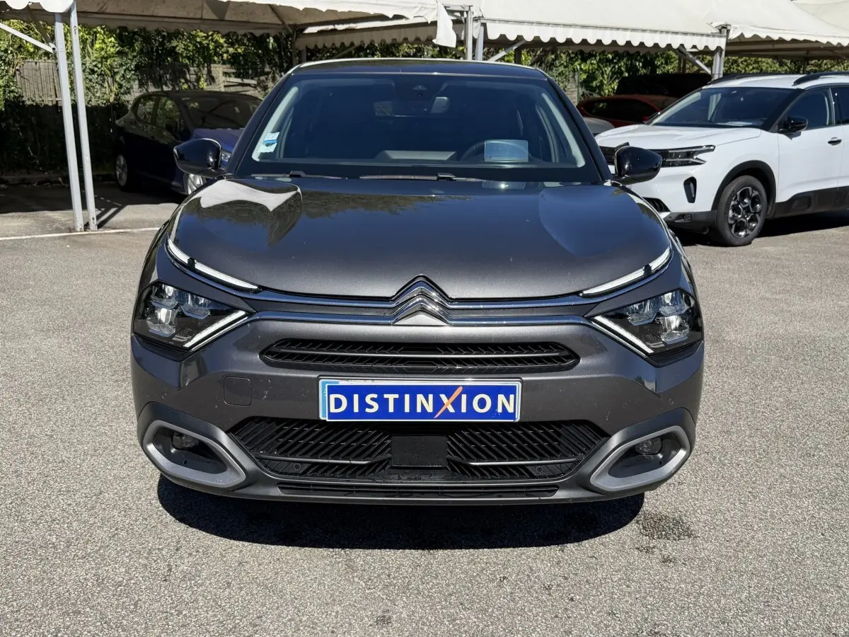 Vue avant d'une Citroën C4 PureTech 130 S&S Shine gris foncé avec feux LED et calandre distinctive.