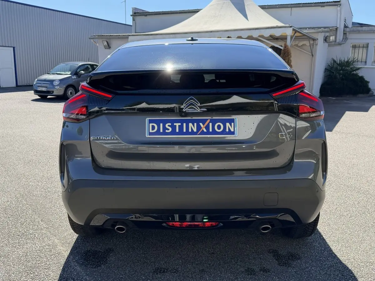 Vue arrière d'une Citroën C4 gris foncé 2022 avec feux LED distinctifs et double sortie d'échappement.