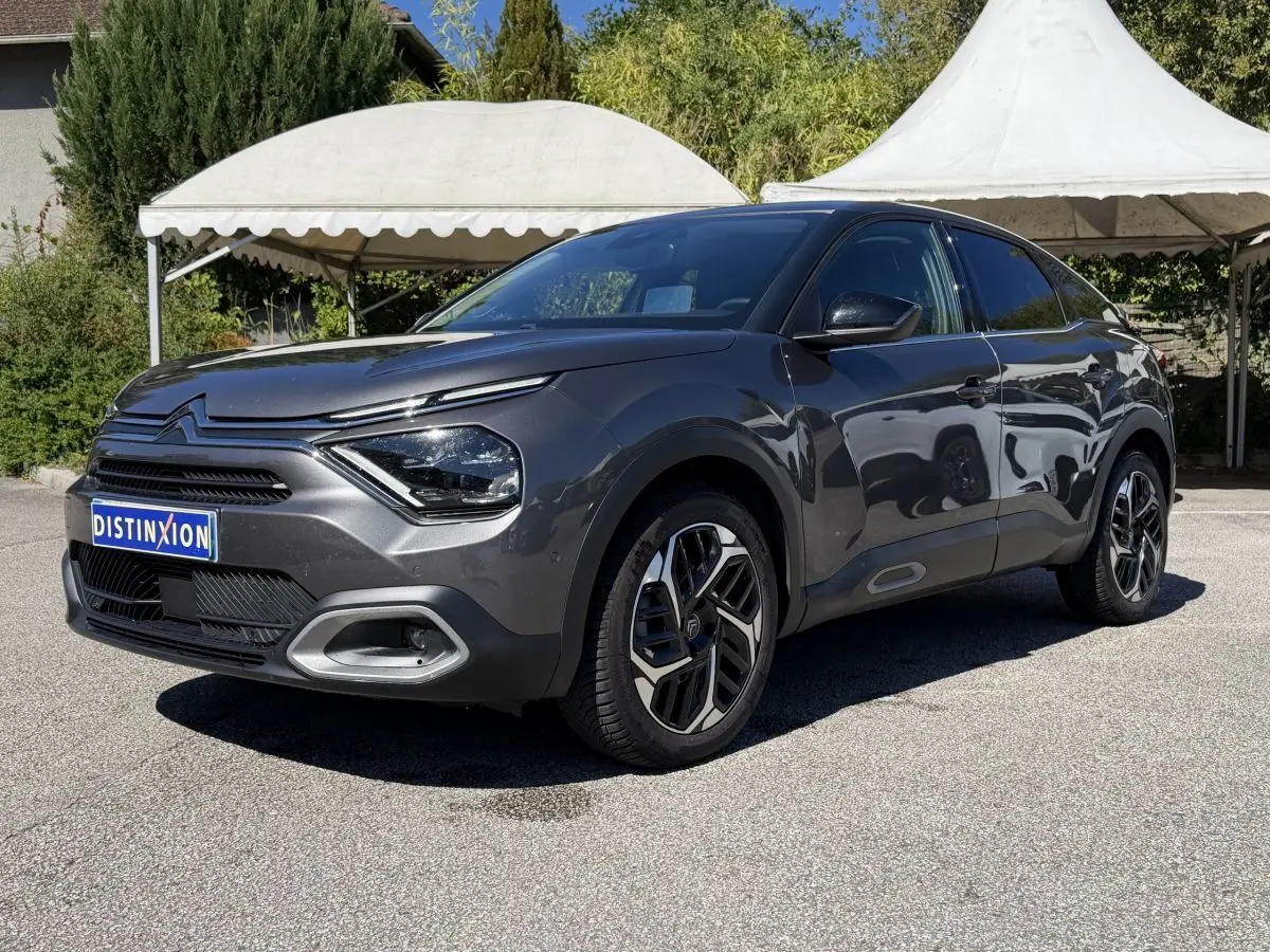 Citroën C4 gris foncé vue 3/4 avant droit, avec phares LED et jantes au design moderne.