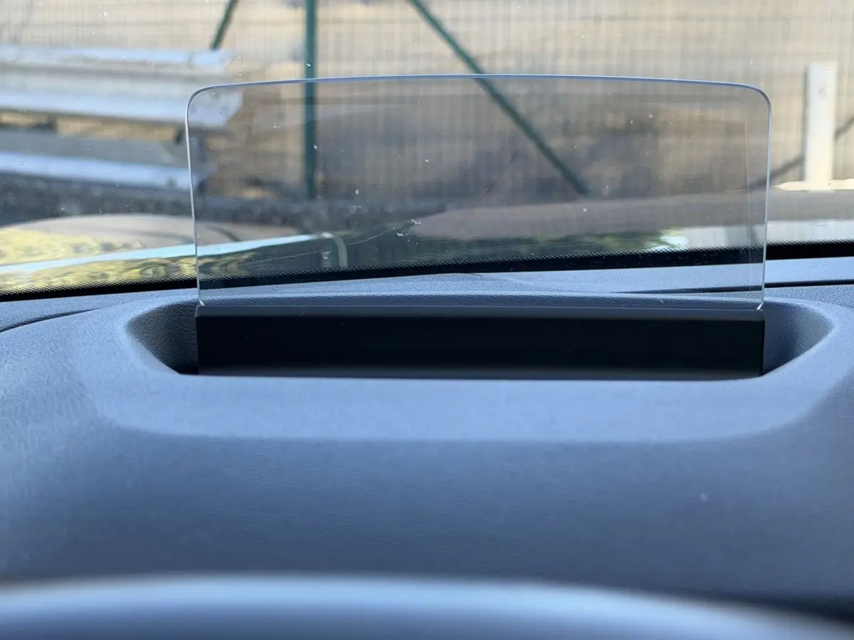 Affichage tête haute transparent sur le tableau de bord gris d'une Citroën C4 PureTech 130 S&S Shine 2022.