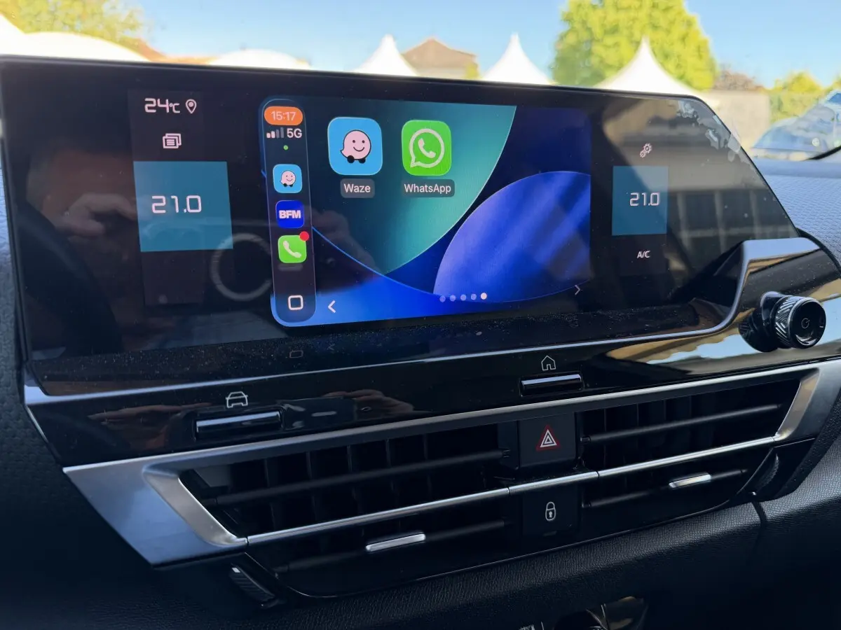Vue rapprochée de l’écran tactile central 10 pouces du tableau de bord de la Citroën C4 2022, affichant applications et réglages climatiques.