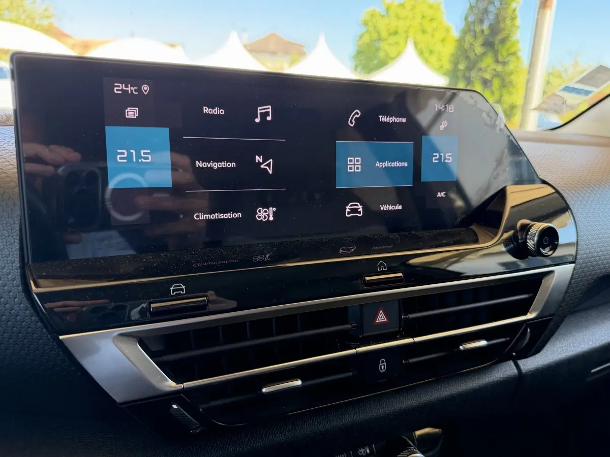 Vue rapprochée de l’écran tactile 10 pouces et des commandes de climatisation du tableau de bord de la Citroën C4 2022.