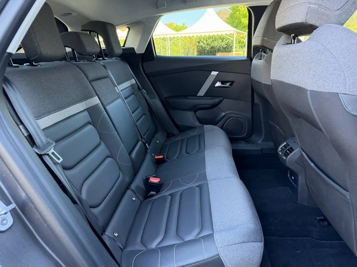 Vue intérieure côté droit sur la banquette arrière bi-matière gris foncé et noir de la Citroën C4 PureTech 130 Shine 2022.