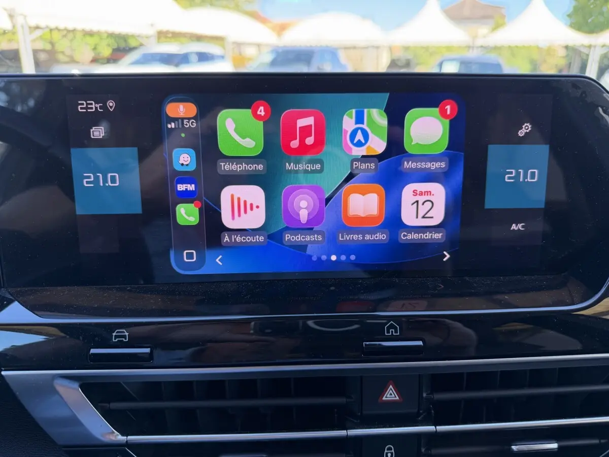 Écran tactile central de 10 pouces affichant applications multimédia dans l’habitacle d’une Citroën C4 gris foncé.
