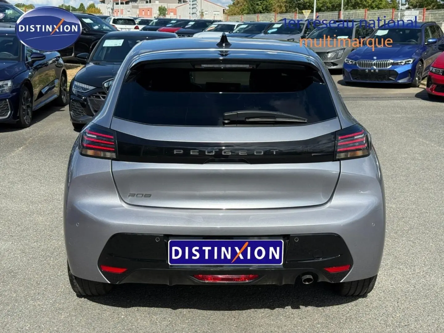 Vue arrière d'une Peugeot 208 gris Artense avec feux LED et bande noire distinctive sur le hayon.