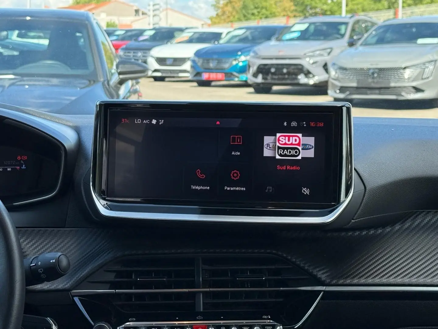 Vue intérieure centrée sur l'écran tactile du tableau de bord de la Peugeot 208 1.2 100ch gris Artense.