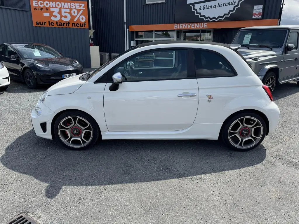 Profil côté gauche d'une ABARTH 500 blanche avec jantes sport 17 pouces et logo Abarth visible sur la porte.
