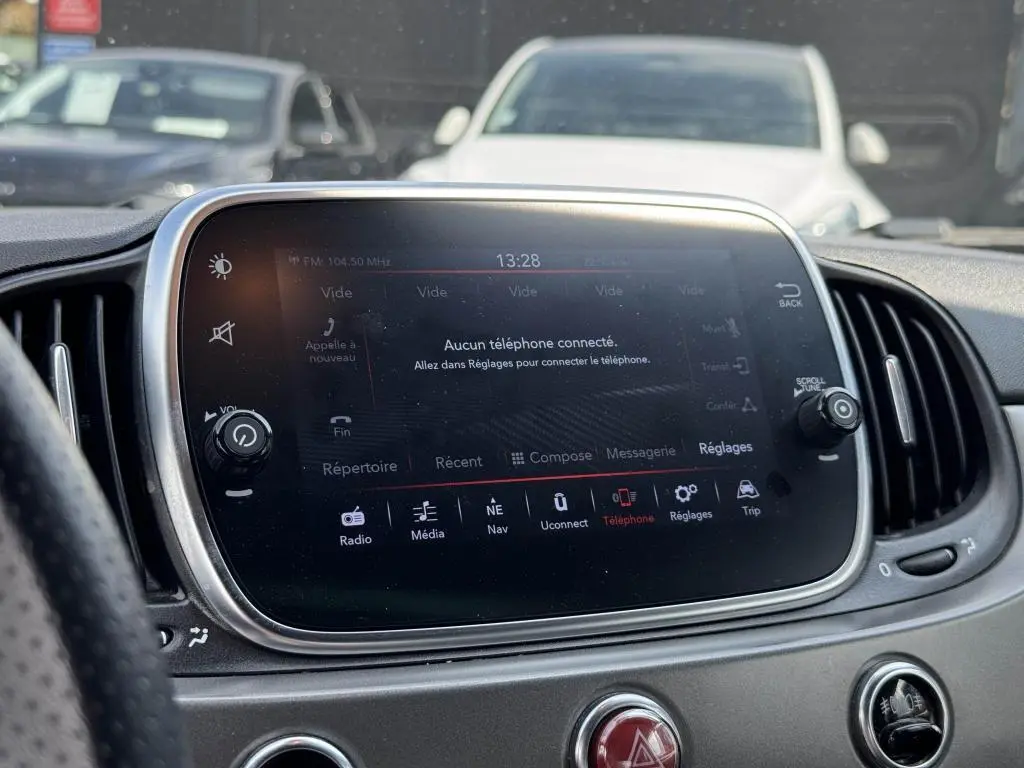 Écran tactile central de l’Abarth 500 blanc 2021 affichant le menu téléphone, vue intérieure frontale.