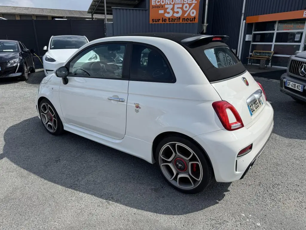 ABARTH 500 blanc vue 3/4 arrière droit avec toit ouvrant noir et jantes sport 17 pouces GranTurismo.
