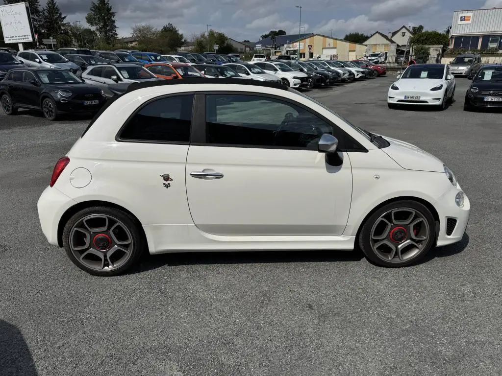 Profil côté gauche d'une ABARTH 500 blanche avec jantes sport 17 pouces et logo Abarth sur la porte.