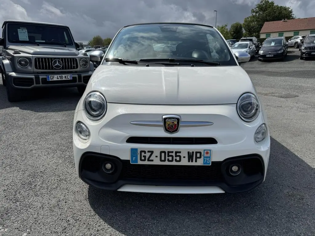 Vue frontale d'une ABARTH 500 blanche avec logo Abarth sur la calandre et phares ronds LED visibles.