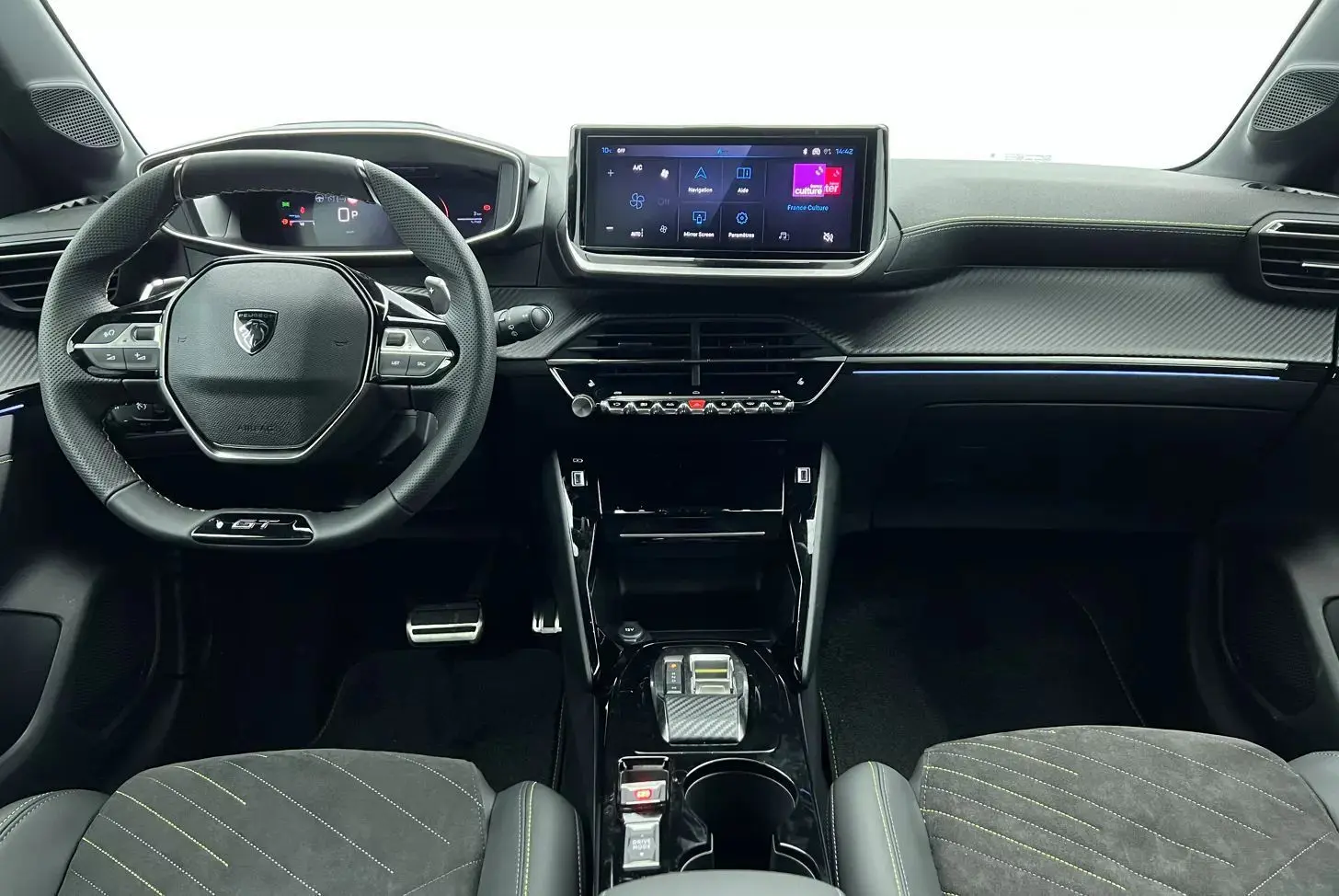 Vue intérieure avant de la Peugeot 208 1.2 Hybrid GT 2025, tableau de bord noir avec écran tactile et volant compact GT.