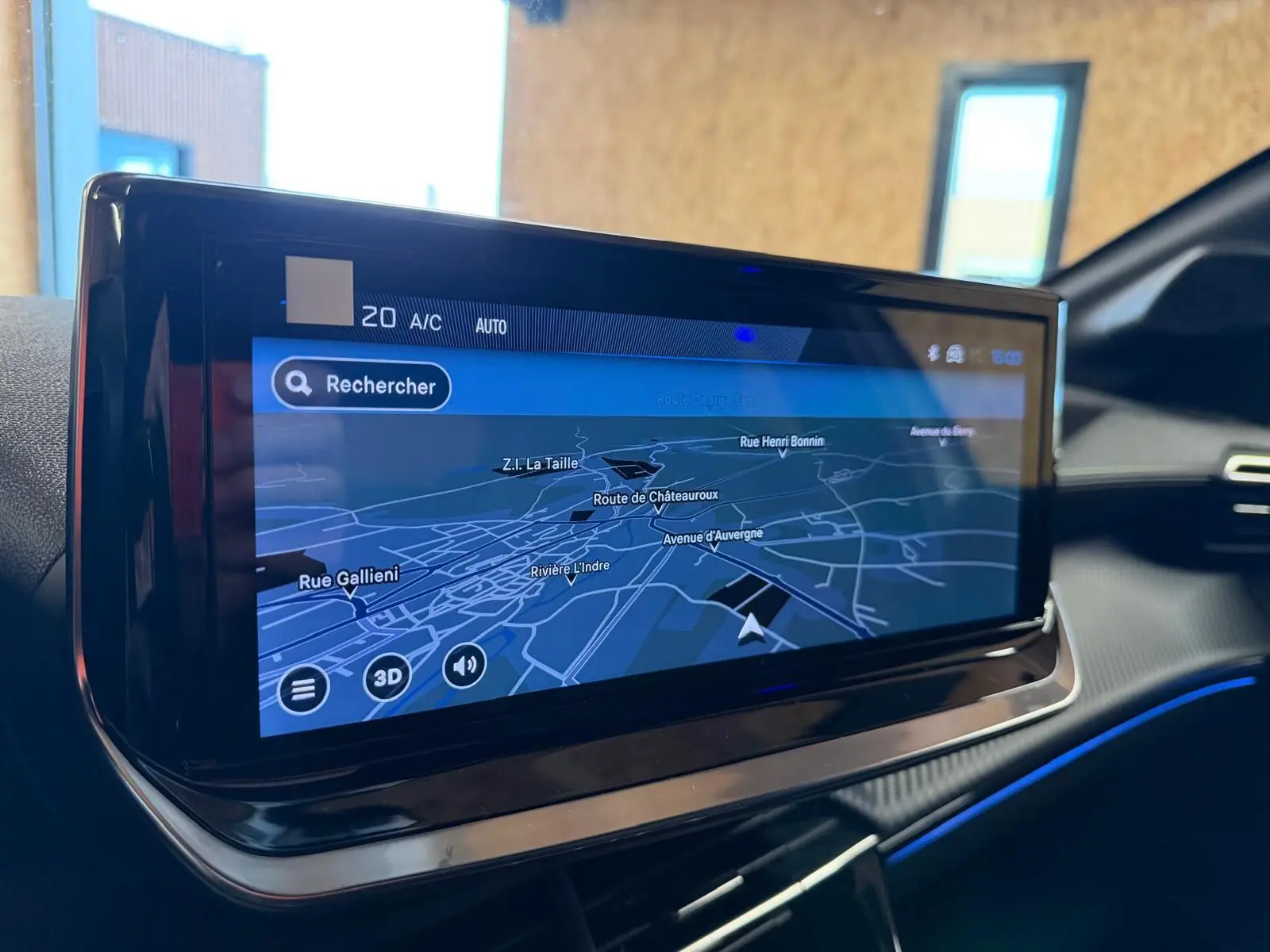 Écran tactile central affichant la navigation dans l’habitacle noir d’une Peugeot 208 blanche, version 1.2 Hybrid 136 GT.