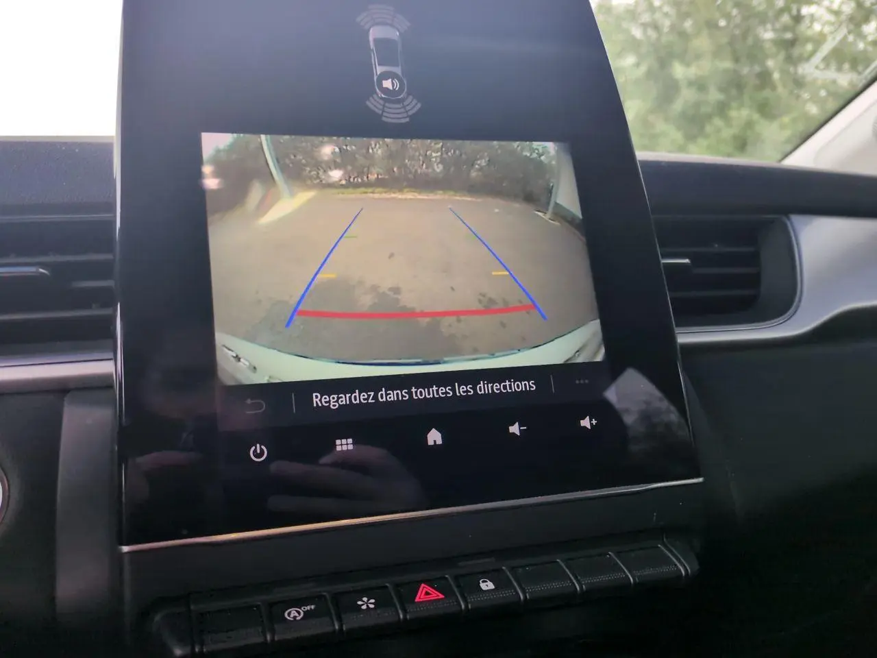 Écran central affichant la caméra de recul du Renault Captur blanc, vue intérieure du tableau de bord.