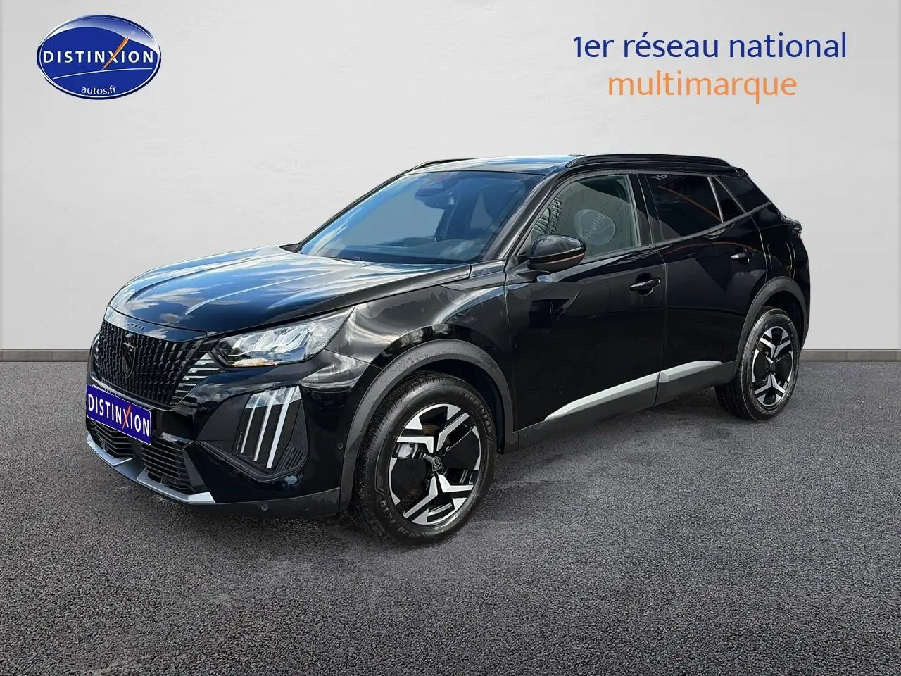 Peugeot 2008 noir vue 3/4 avant droit, avec jantes alu et feux LED distinctifs.