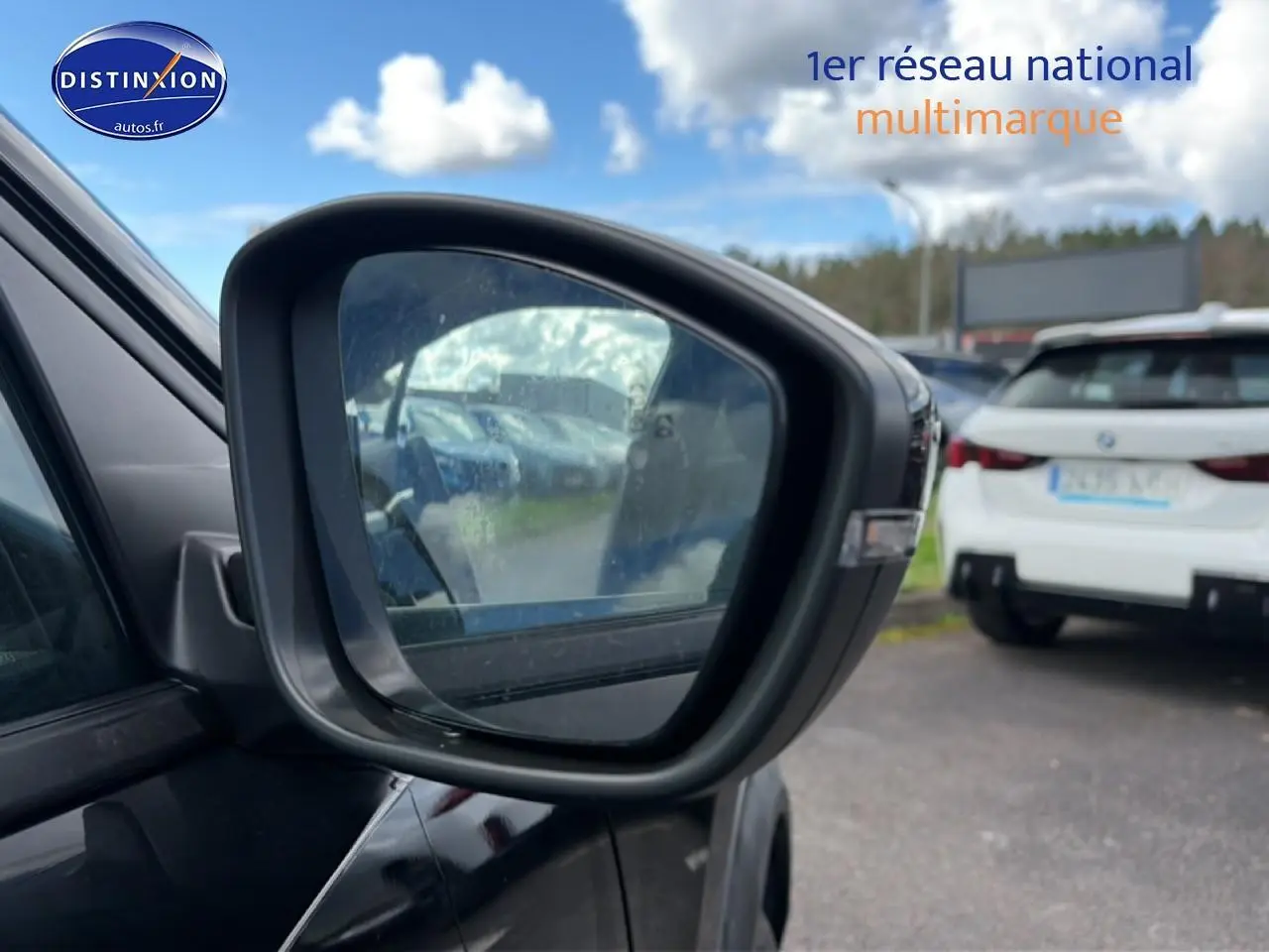 Rétroviseur droit noir du Peugeot 2008 1.2 100 allure, avec clignotant intégré, vue rapprochée en extérieur.