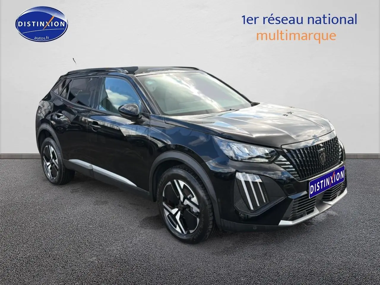 Vue 3/4 avant droit d’un Peugeot 2008 noir avec jantes alu et feux LED distinctifs sur fond neutre.
