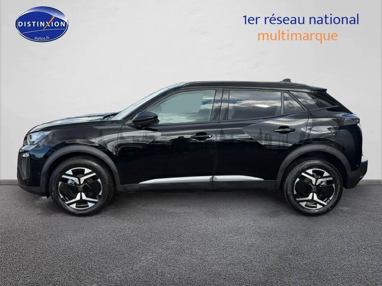 Profil latéral droit d'un Peugeot 2008 noir 2025 avec jantes alu et vitres teintées sur fond neutre.