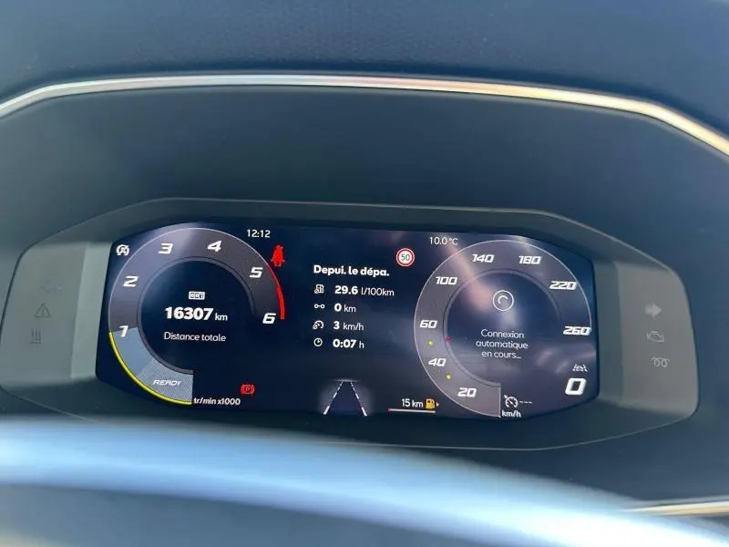 Tableau de bord numérique du SEAT LEON ST 2025, affichage clair avec compte-tours et vitesse en km/h, vue frontale rapprochée.