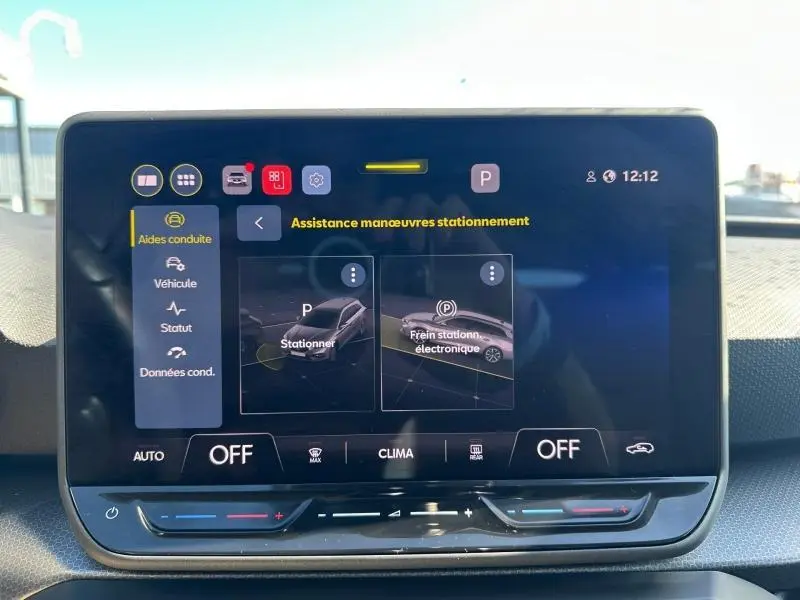 Écran tactile central du tableau de bord du SEAT LEON ST 2025 affichant l'assistance aux manœuvres de stationnement.