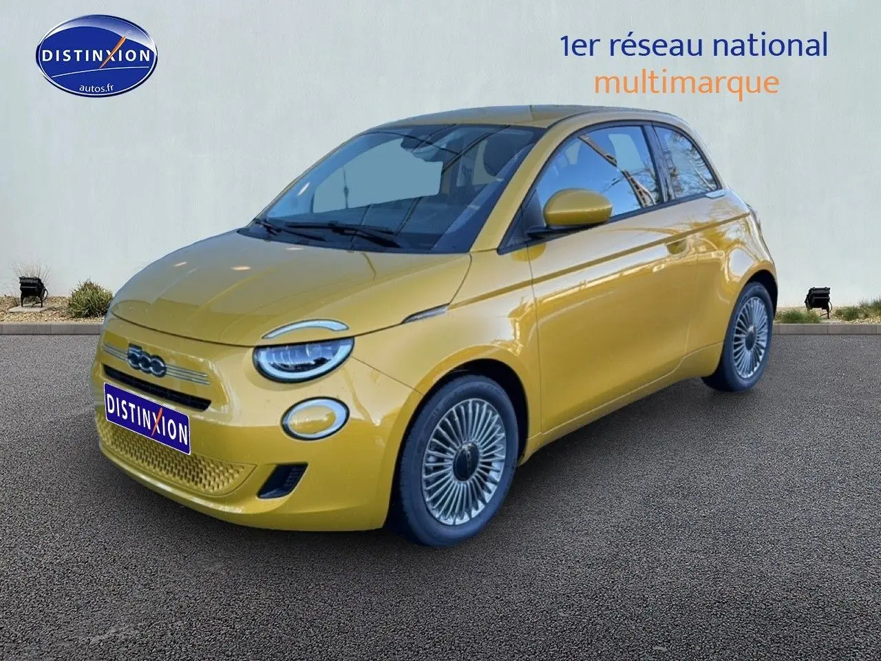 Vue 3/4 avant droite d'une FIAT 500 Yellow Gold Métal avec jantes alu et phares LED arrondis.