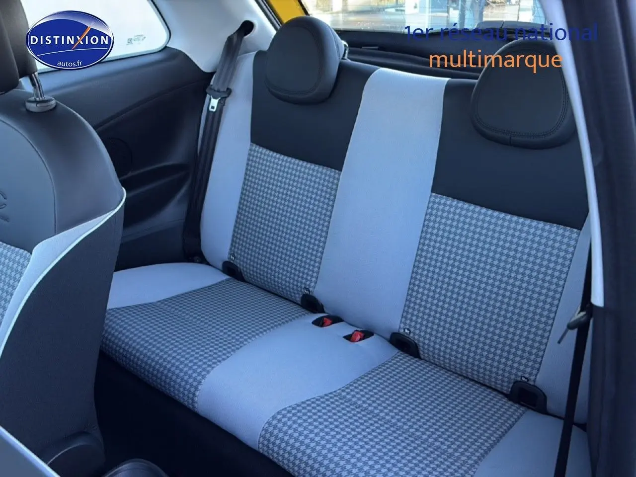 Vue intérieure de la banquette arrière grise à motif pied-de-poule de la Fiat 500 Torino 2026.