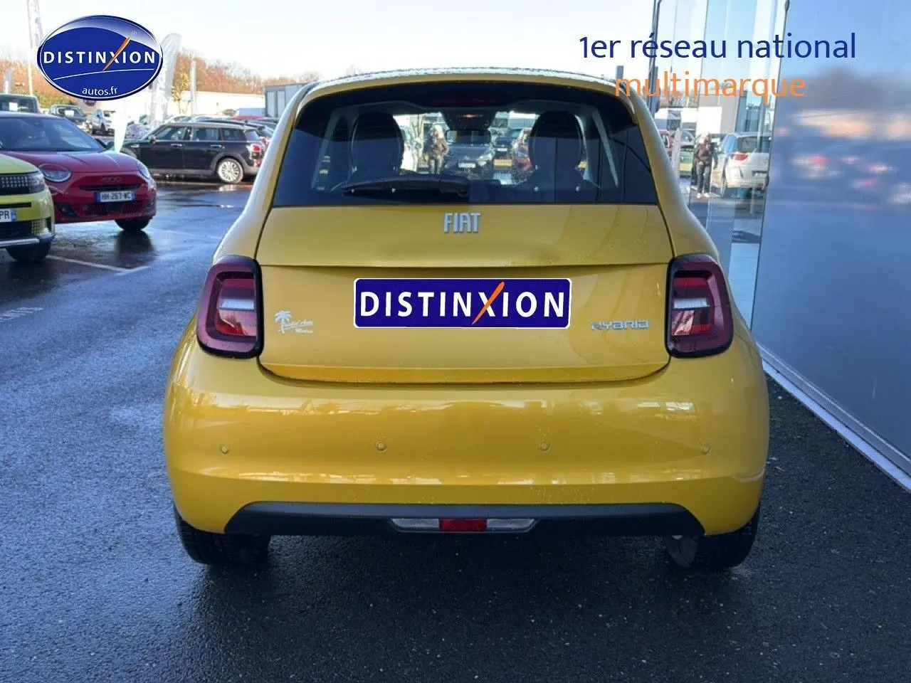 Vue arrière d'une FIAT 500 hybride 2026 en Yellow Gold Métal, avec feux arrière LED et logo distinctif Torino pied de poule.